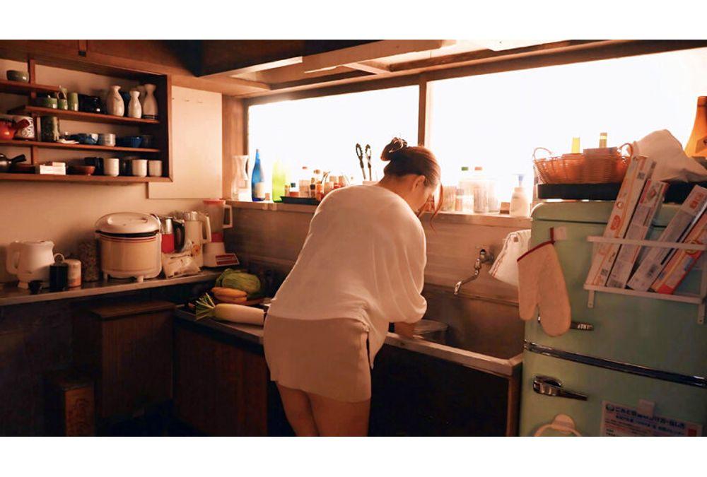 HEZ-892 The Kitchen Is The Wife's Sanctuary. A Story Of A Married Woman Who Had An Affair At Home While Her Husband Was Away. - Rika Amemura Screenshot 15