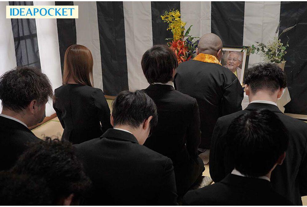IPZZ-927 At A Memorial Service, Yume Nishimiya, A Blonde, Mourning-dressed Gal, Was Plied With Drinks And Got Drunk By Her Old Classmates, Causing Her Old Slutty Habits To Resurface Despite Being A Married Woman, And She Was Gang-raped And Cummed Inside Repeatedly. Screenshot 14
